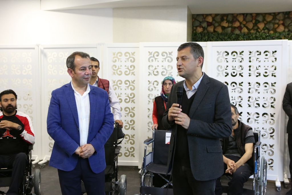 Akülü sandalyelerin 14'ü teslim edildi