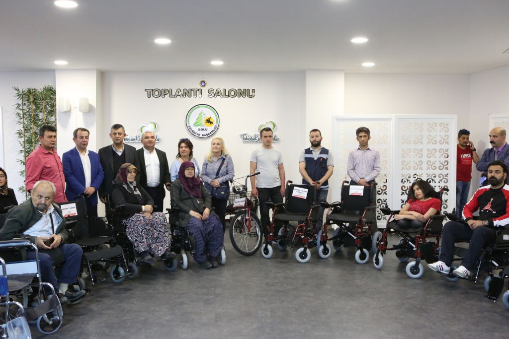 Akülü sandalyelerin 14'ü teslim edildi