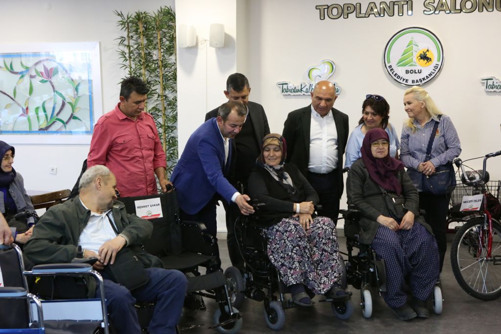 Akülü sandalyelerin 14'ü teslim edildi