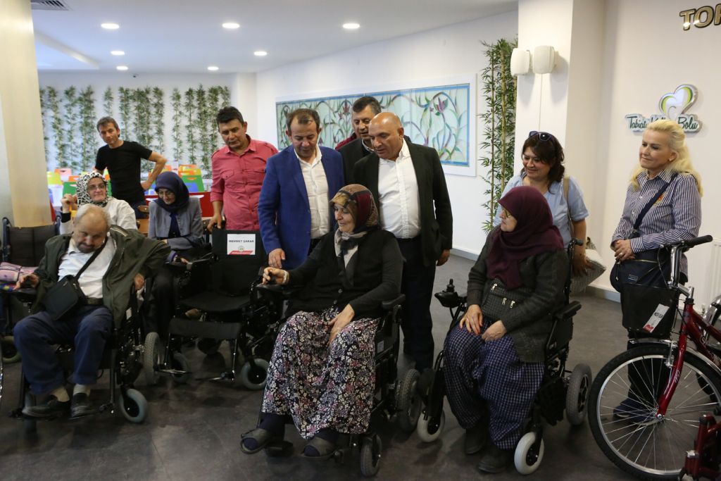 Akülü sandalyelerin 14'ü teslim edildi