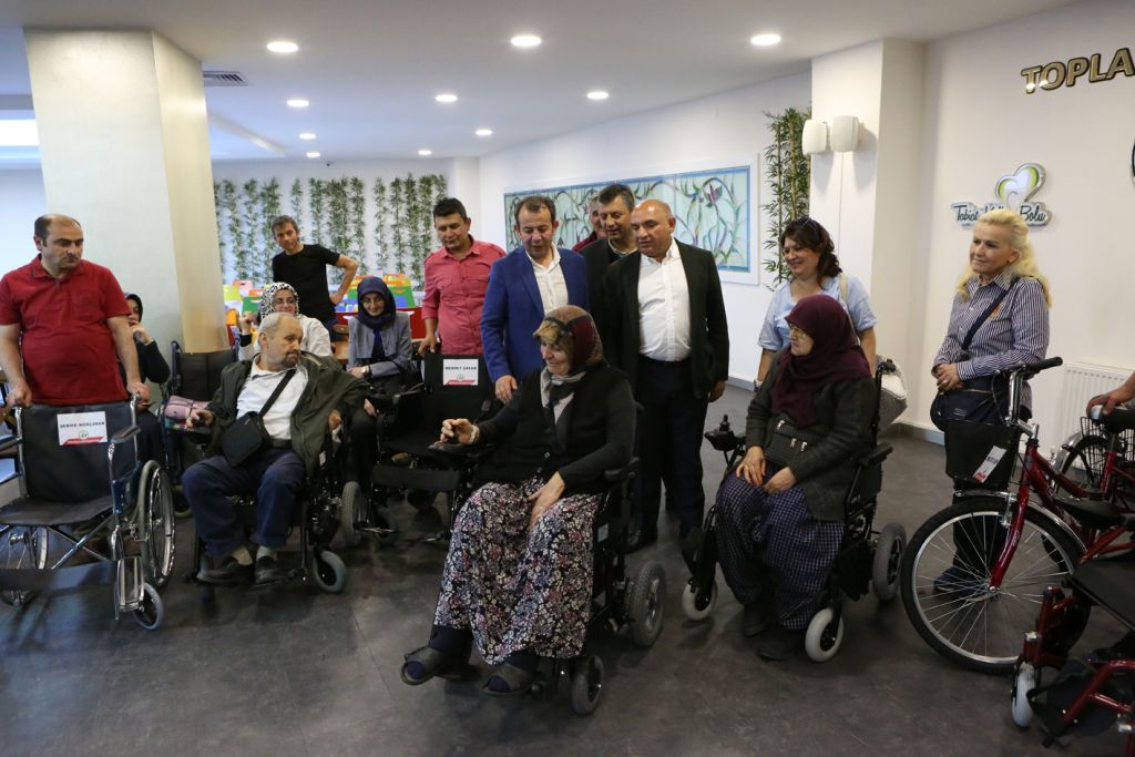Akülü sandalyelerin 14'ü teslim edildi