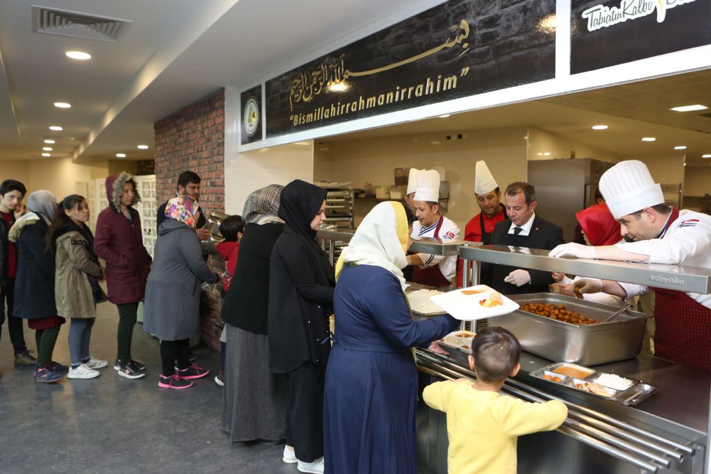 Başkan Özcan, aşevinde vatandaşlarla iftar yaptı