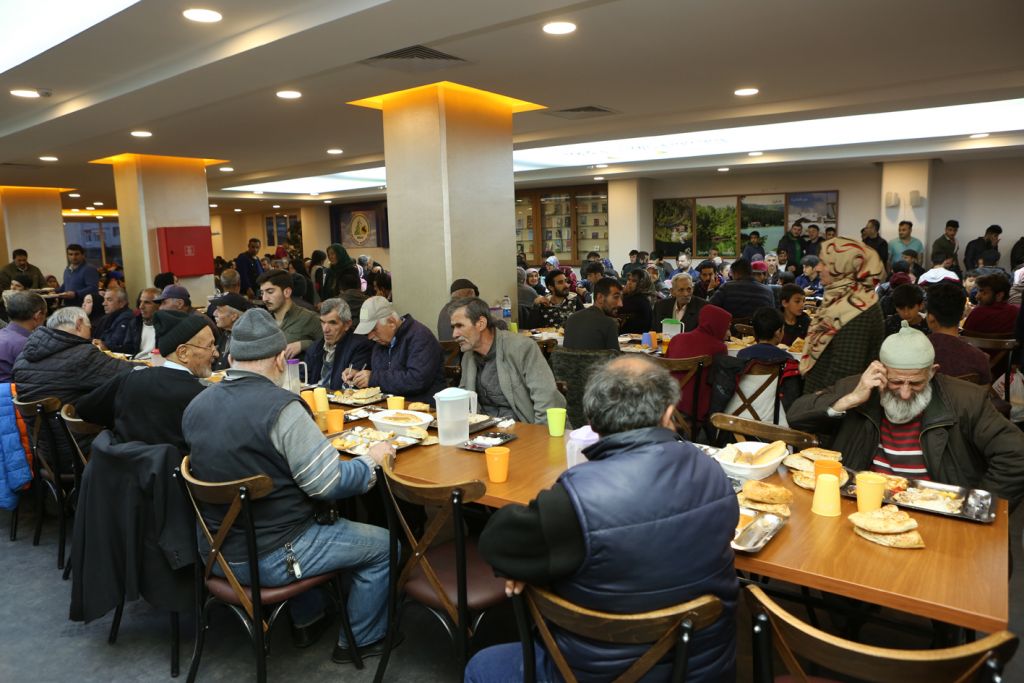 Başkan Özcan, aşevinde vatandaşlarla iftar yaptı