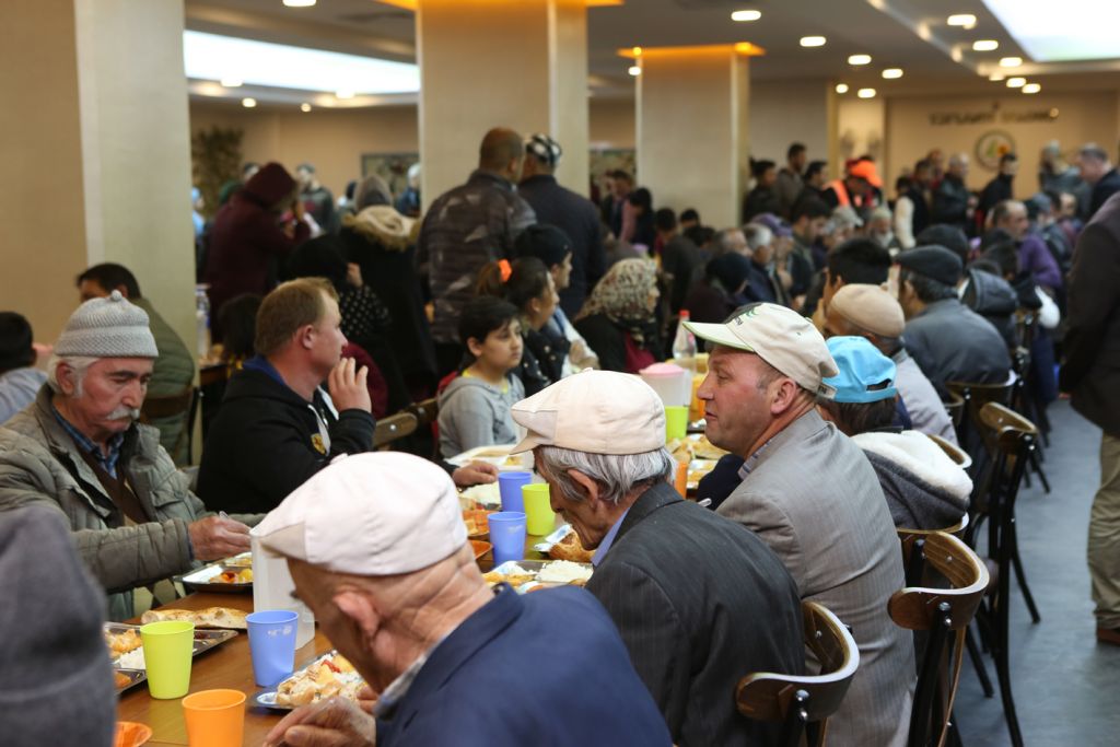 Başkan Özcan, aşevinde vatandaşlarla iftar yaptı