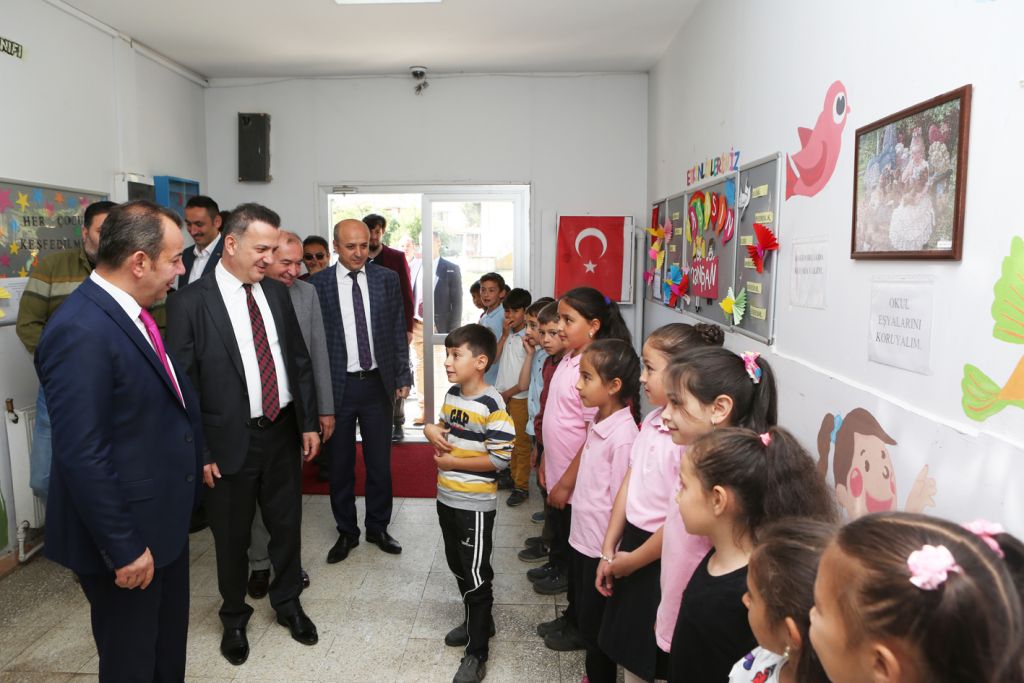 Başkan Özcan, Çobankaya Şehit Murat Paçal İlkokulu kütüphanesinin açılışını yaptı