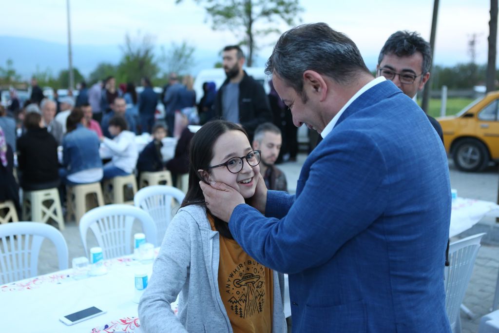 Başkan Özcan vatandaşlarla oruç açtı