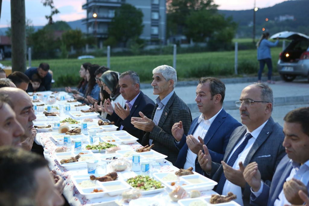Başkan Özcan vatandaşlarla oruç açtı