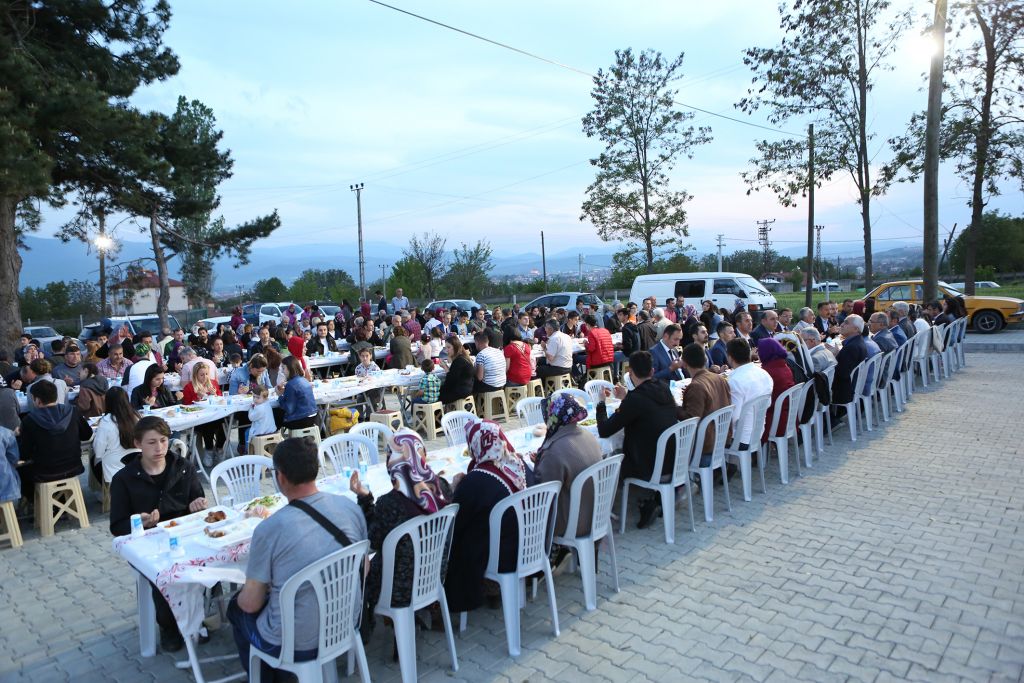 Başkan Özcan vatandaşlarla oruç açtı