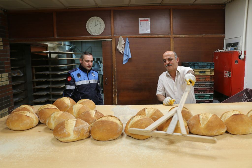 Bolu Belediyesi Zabıtası'ndan fırın denetimi