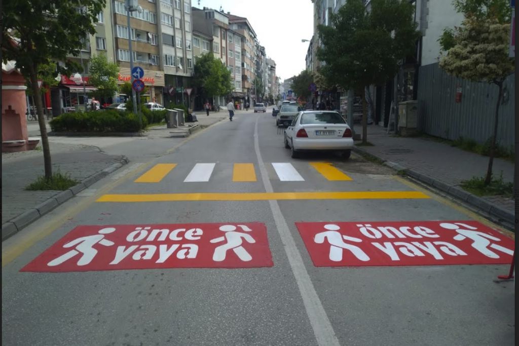 Bolu Belediyesi'nden sürücülere uyarı: "Önce Yaya"