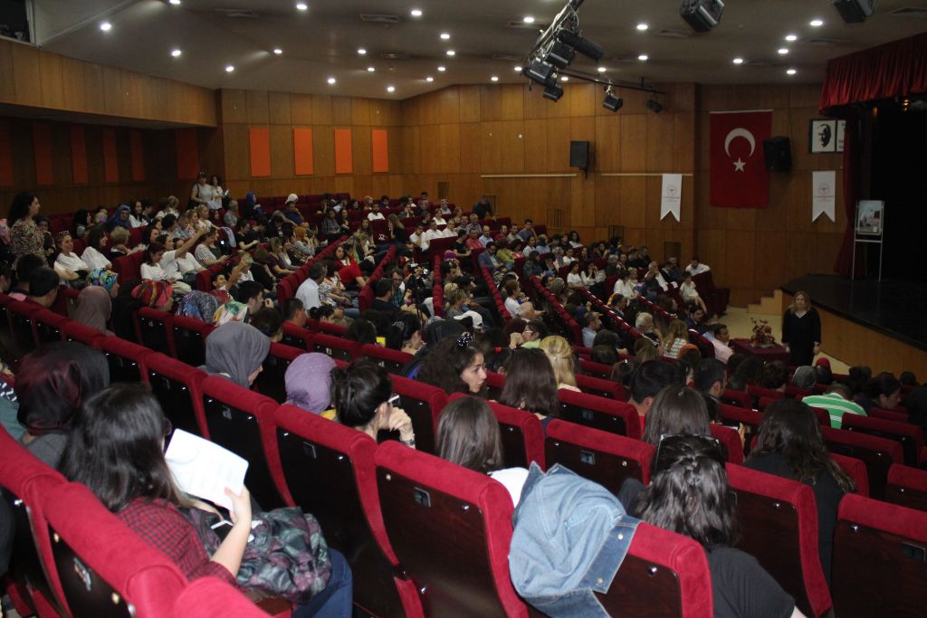 Bolu Sağlık Tiyatro Grubu, Karşılaşmalar oyununu sahneledi