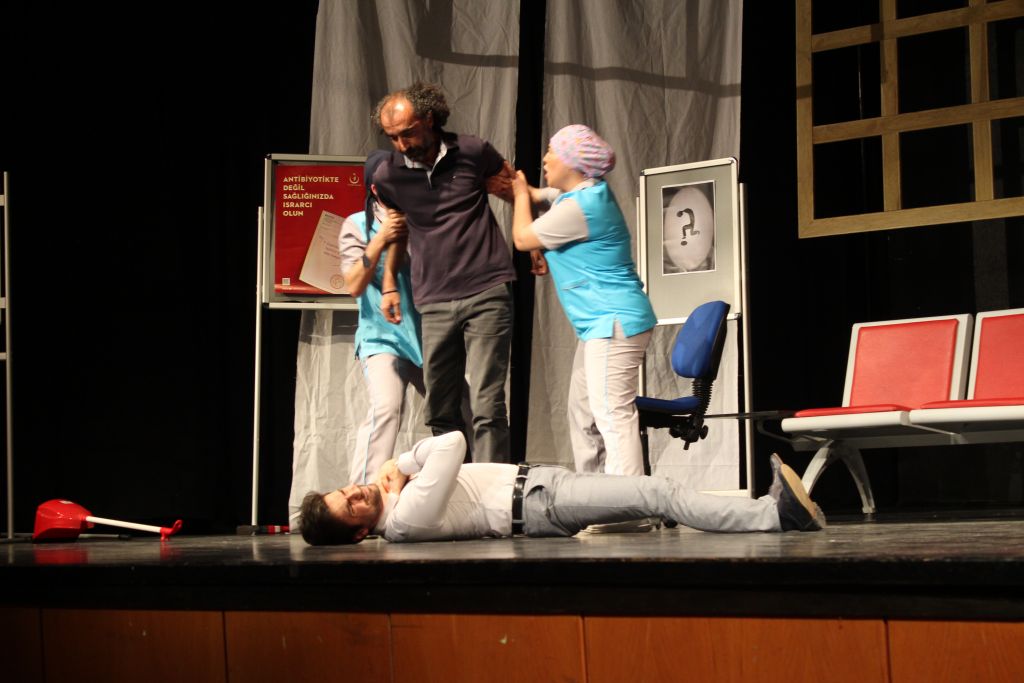 Bolu Sağlık Tiyatro Grubu, Karşılaşmalar oyununu sahneledi