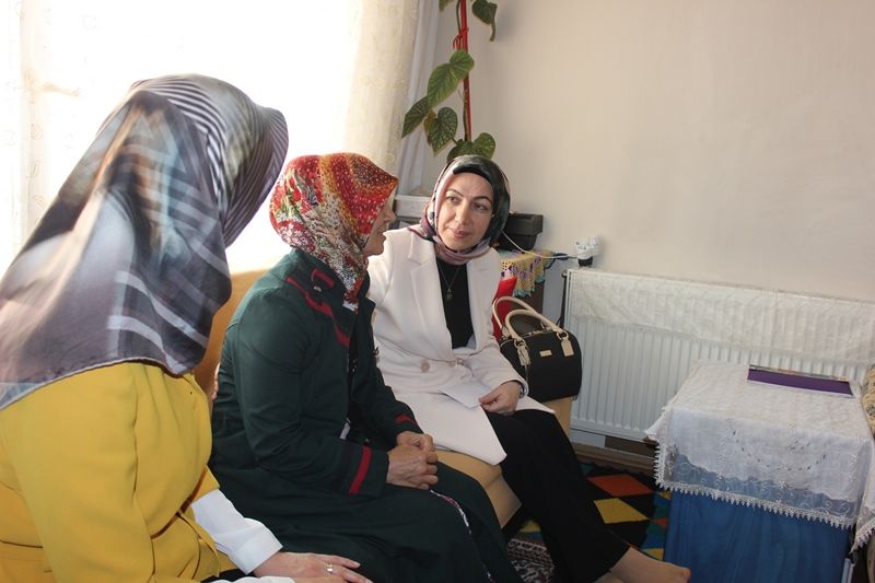 Bolu Valisi Ahmet Ümit'in eşi Şengül Ümit, öksüz-yetim çocuklar ve ailelerini ziyaret etti