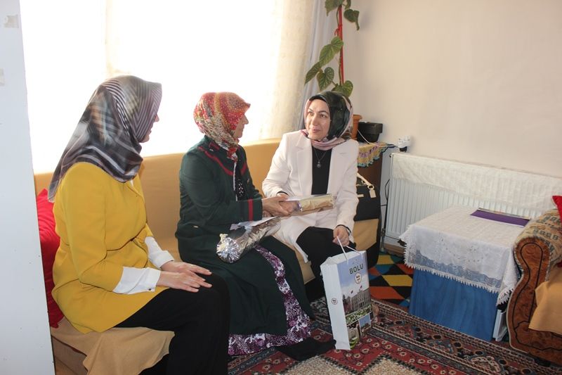 Bolu Valisi Ahmet Ümit'in eşi Şengül Ümit, öksüz-yetim çocuklar ve ailelerini ziyaret etti