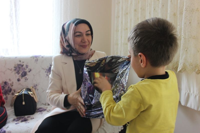 Bolu Valisi Ahmet Ümit'in eşi Şengül Ümit, öksüz-yetim çocuklar ve ailelerini ziyaret etti