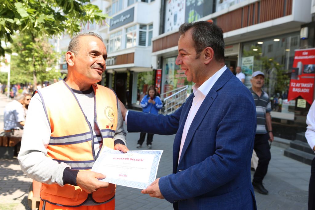 Bulduğu altını sahibine teslim etti, Başkan Özcan kutladı