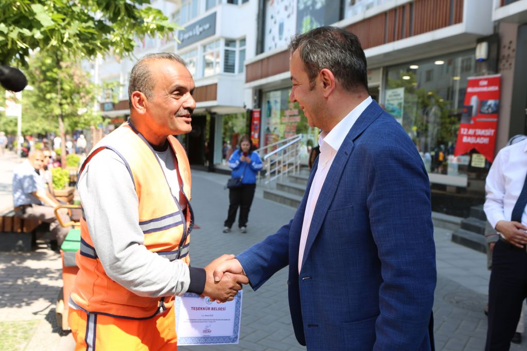 Bulduğu altını sahibine teslim etti, Başkan Özcan kutladı