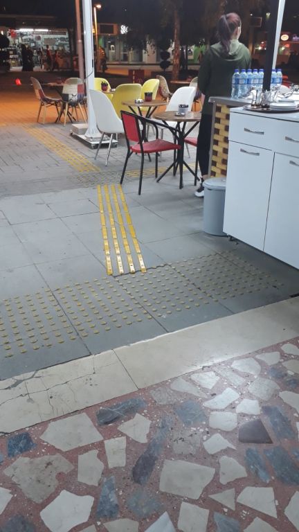 Engelli yürüyüş yolu üzerine dondurma tezgahı