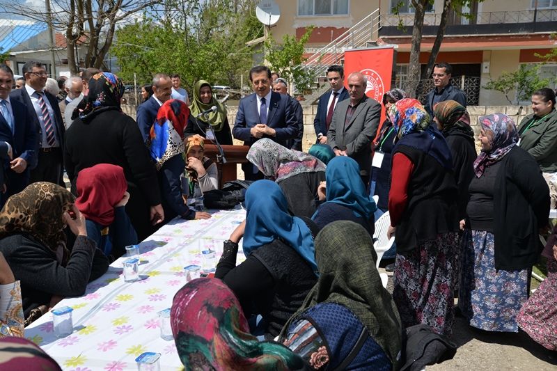 Kadın Çiftçilere Civril Fasulye Tohumu Dağıtıldı