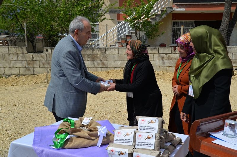 Kadın Çiftçilere Civril Fasulye Tohumu Dağıtıldı