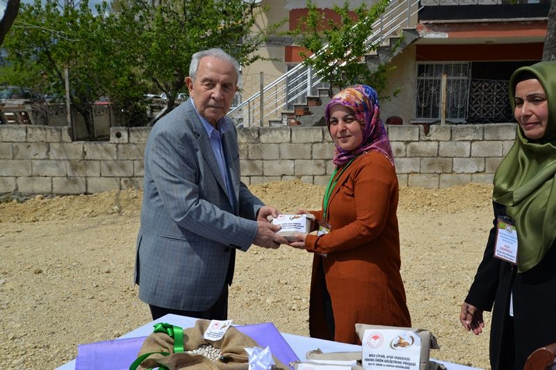 Kadın Çiftçilere Civril Fasulye Tohumu Dağıtıldı