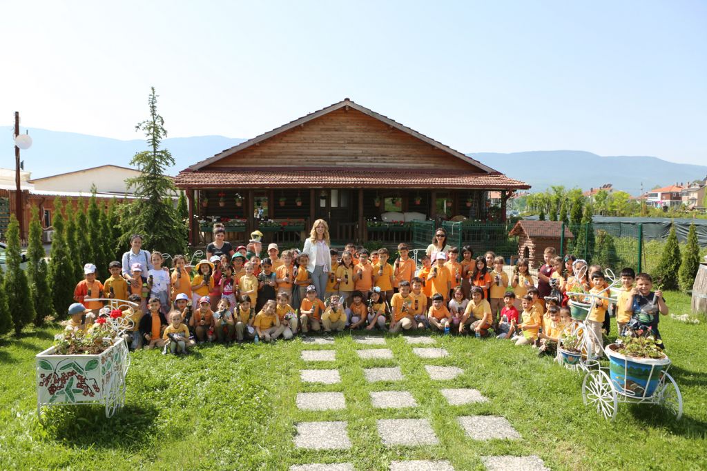 Minik eller toprakla buluştu