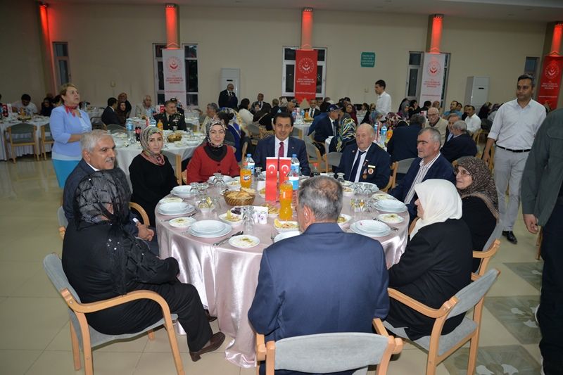 ŞEHİT AİLELERİ VE GAZİLER ONURUNA İFTAR VERİLDİ