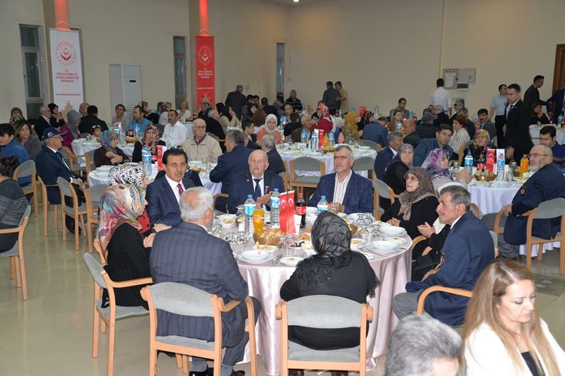 ŞEHİT AİLELERİ VE GAZİLER ONURUNA İFTAR VERİLDİ