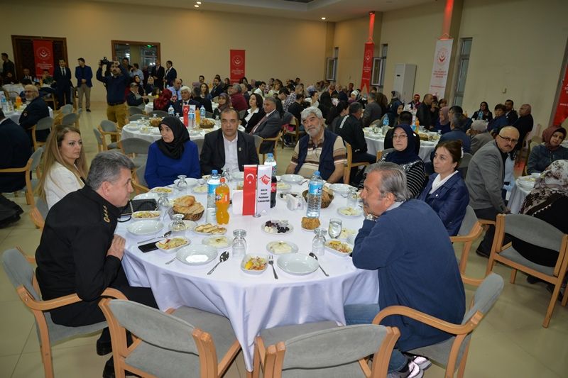 ŞEHİT AİLELERİ VE GAZİLER ONURUNA İFTAR VERİLDİ