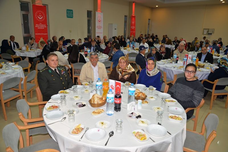 ŞEHİT AİLELERİ VE GAZİLER ONURUNA İFTAR VERİLDİ