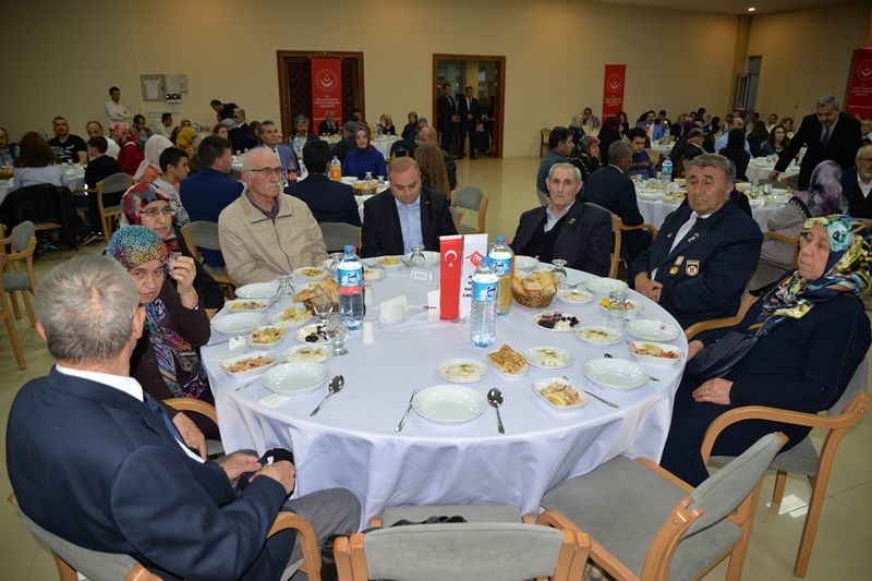 ŞEHİT AİLELERİ VE GAZİLER ONURUNA İFTAR VERİLDİ