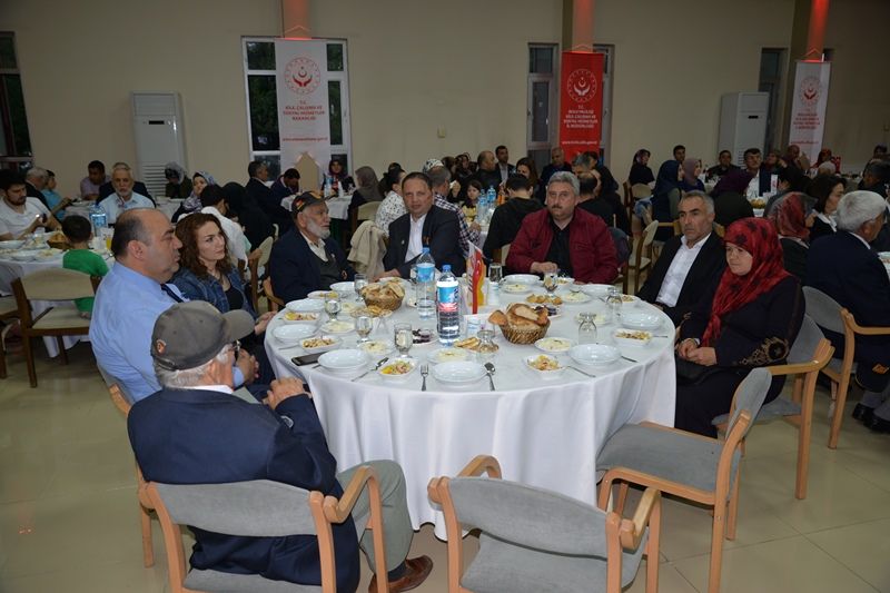 ŞEHİT AİLELERİ VE GAZİLER ONURUNA İFTAR VERİLDİ