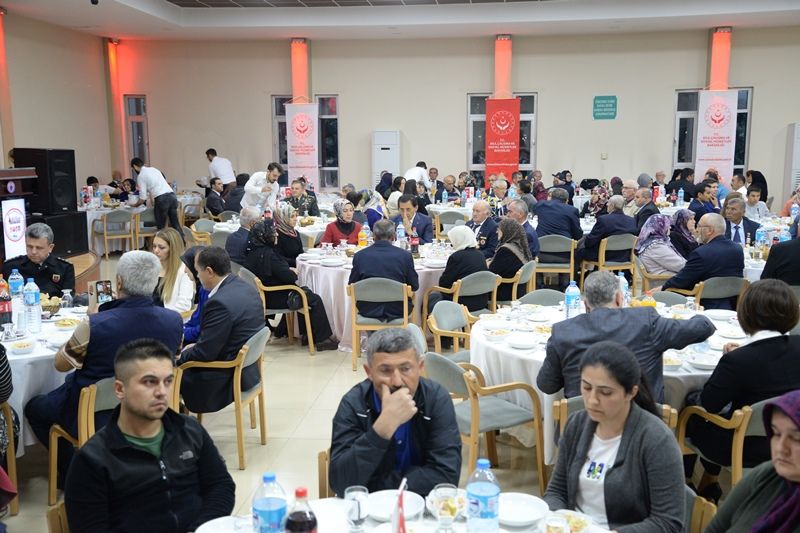 ŞEHİT AİLELERİ VE GAZİLER ONURUNA İFTAR VERİLDİ