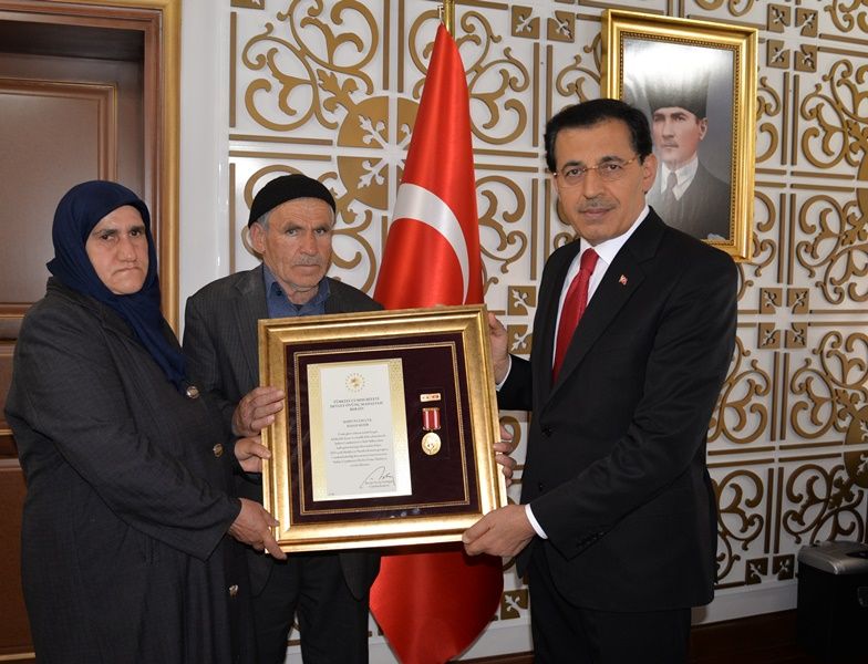 Şehit Ailelerine Devlet Övünç Madalyaları Verildi