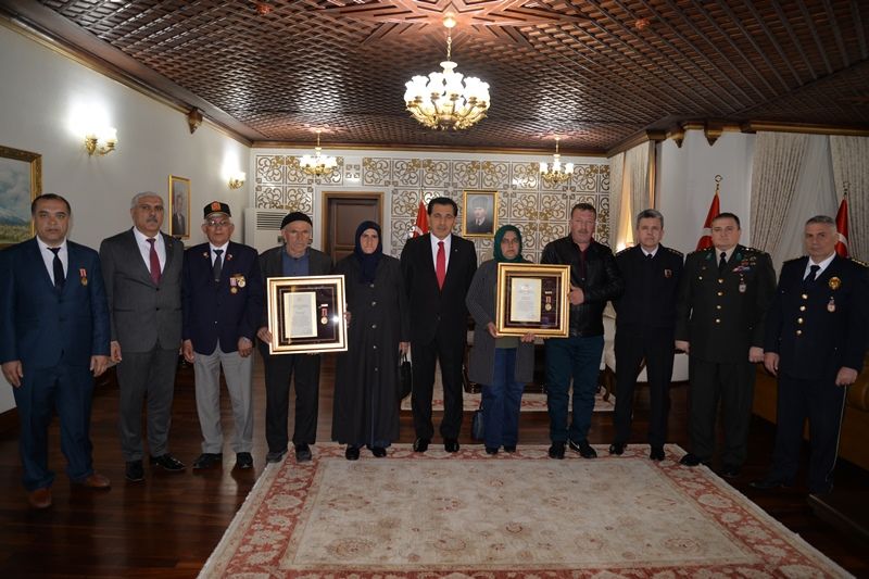 Şehit Ailelerine Devlet Övünç Madalyaları Verildi