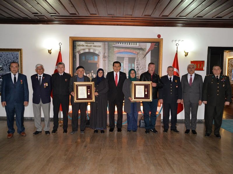 Şehit Ailelerine Devlet Övünç Madalyaları Verildi