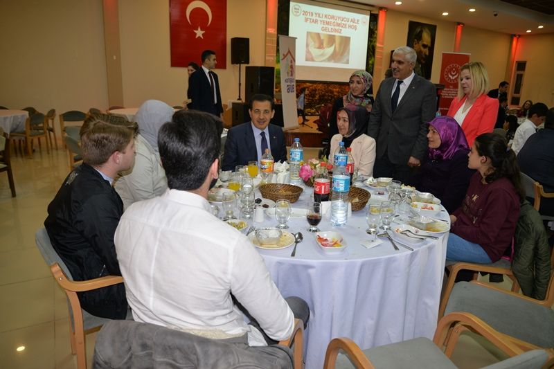 Üçüncü iftar koruyucu ailelerle yapıldı