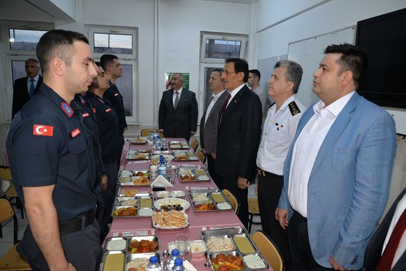 Vali Ümit askerlerle iftar yaptı