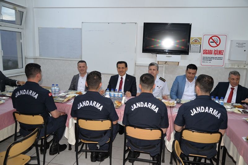 Vali Ümit askerlerle iftar yaptı