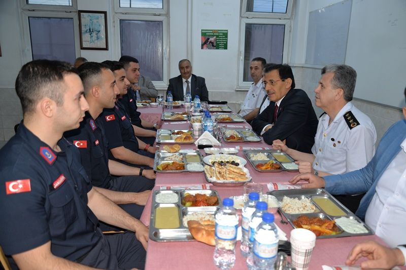 Vali Ümit askerlerle iftar yaptı