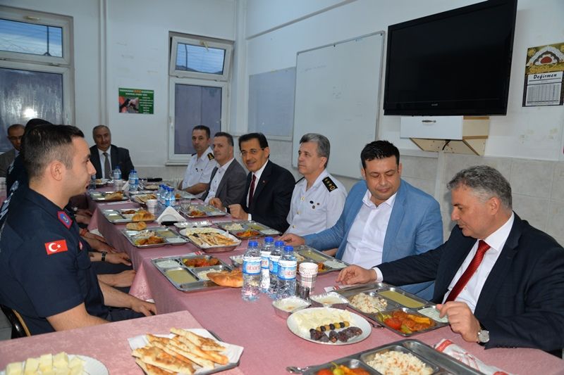 Vali Ümit askerlerle iftar yaptı