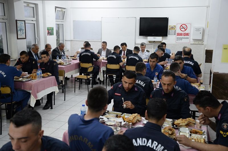 Vali Ümit askerlerle iftar yaptı