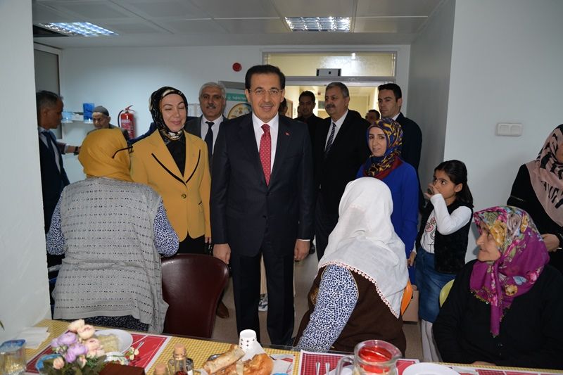 Vali Ümit iftar sofrasında huzurevi sakinleriyle buluştu