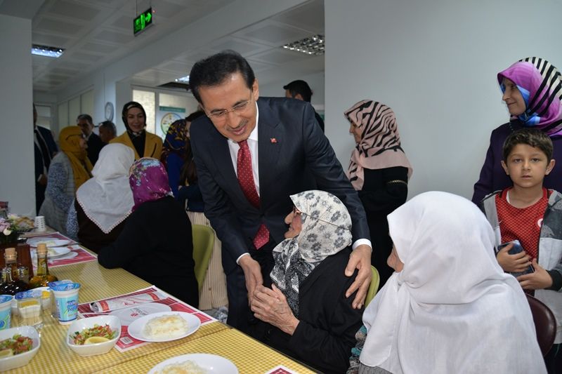 Vali Ümit iftar sofrasında huzurevi sakinleriyle buluştu