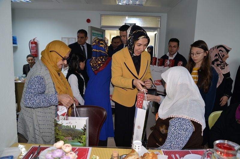 Vali Ümit iftar sofrasında huzurevi sakinleriyle buluştu