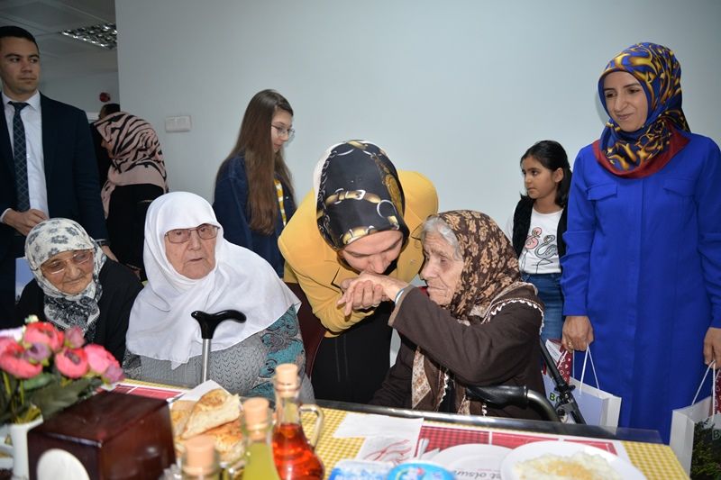 Vali Ümit iftar sofrasında huzurevi sakinleriyle buluştu