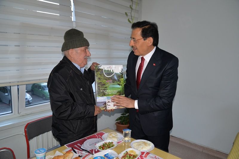 Vali Ümit iftar sofrasında huzurevi sakinleriyle buluştu