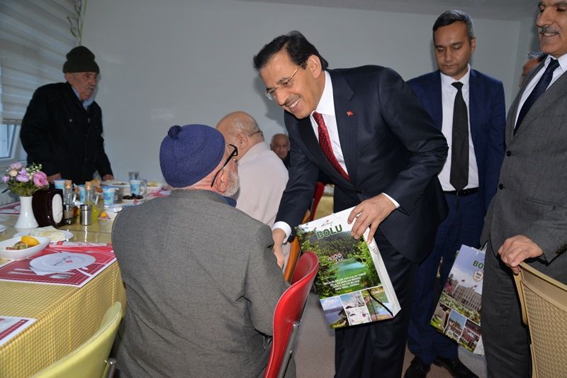 Vali Ümit iftar sofrasında huzurevi sakinleriyle buluştu