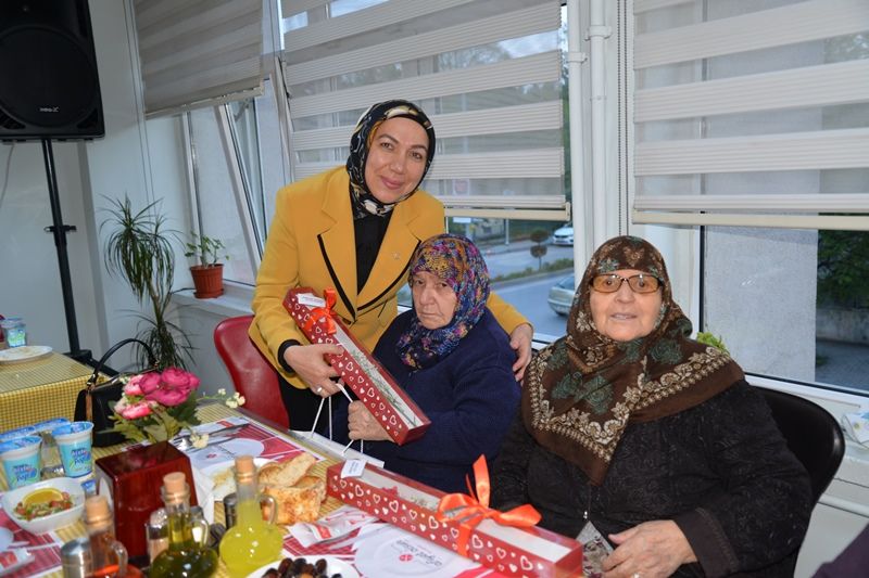 Vali Ümit iftar sofrasında huzurevi sakinleriyle buluştu