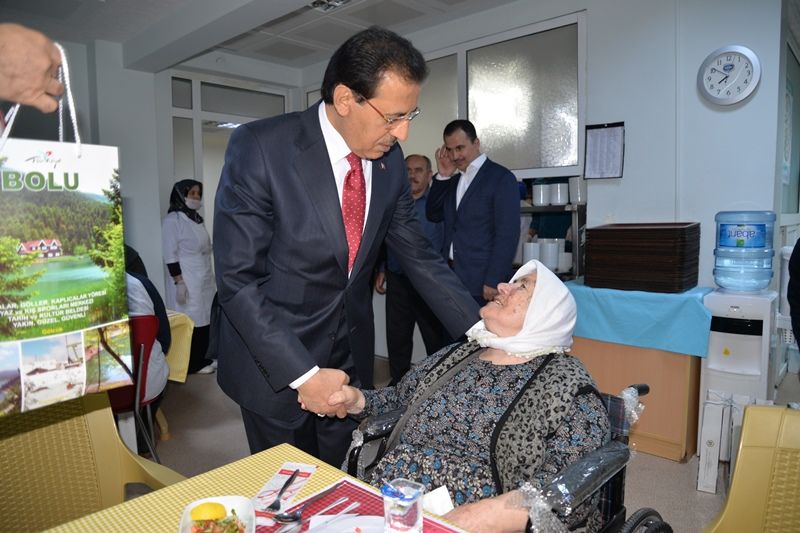 Vali Ümit iftar sofrasında huzurevi sakinleriyle buluştu